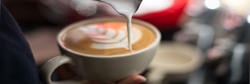 متصدی کافی شاپ قهوه را با توجه به خواست مشتری سرو میکند.